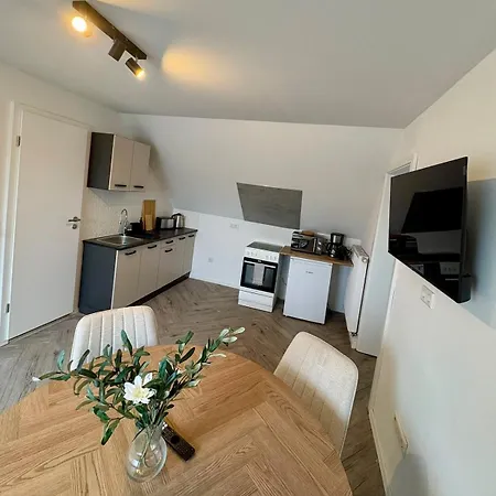 Modernes 4 Für Monteure Mit Parkplatz In Lampertheim