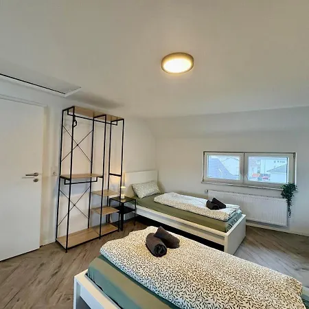 Modernes 4 Für Monteure Mit Parkplatz In