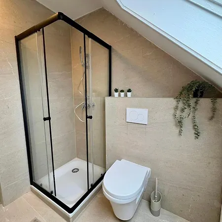 Modernes 4 Fuer Monteure Mit Parkplatz In